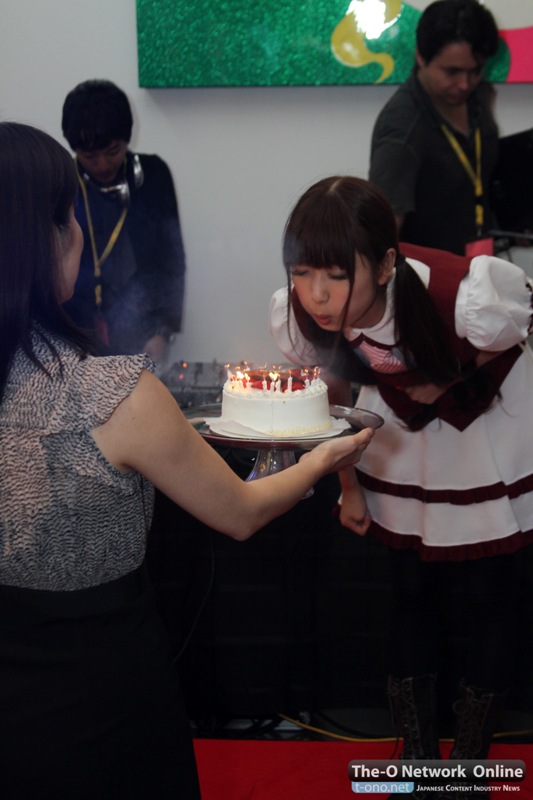 Danceroid member Itokutora blowing out the candles on her cake.