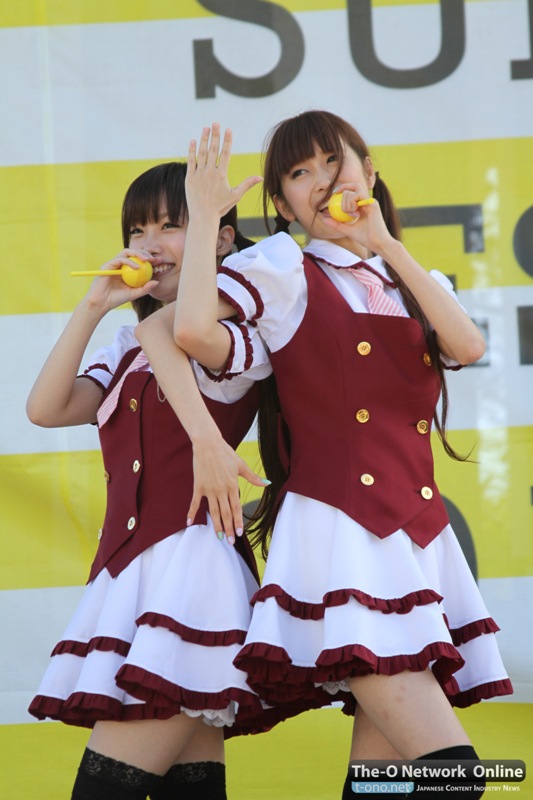 Danceroid members, Itokutora and Aikawa Kozue performing on stage.