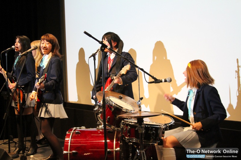 K-ON! voice actresses performing in Viz Cinema.