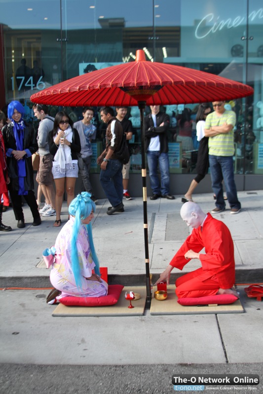 Guest Hechi-ken Hamazaki performing a tea ceremony.